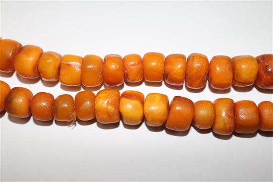 A single strand amber bead necklace, gross 72 grams, 48cm.